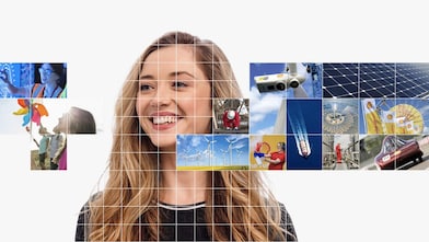 سيدة تقف بين الجبال حاملة حقائب