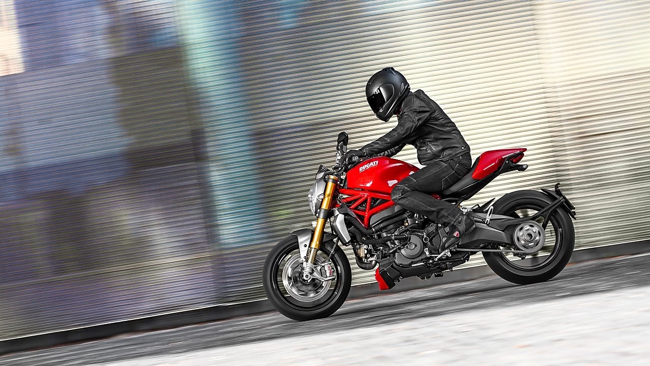 رجل يقود دراجة بخارية تستخدم زيت محركات فائق للدراجات البخارية