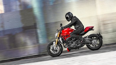 رجل يقود دراجة بخارية تستخدم زيت محركات فائق للدراجات البخارية