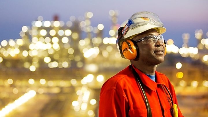 موظف في محطة تحويل الغاز إلى سائل