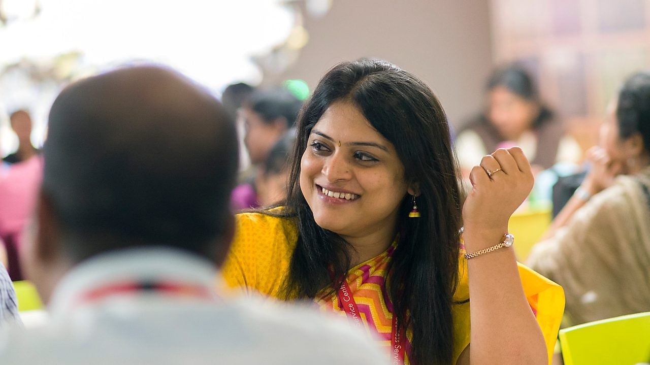 موظفو شل خلال تناول الغداء 