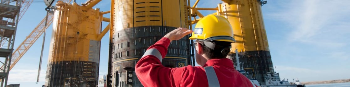 مهندس ينظر إلى منصة تحت الإنشاء