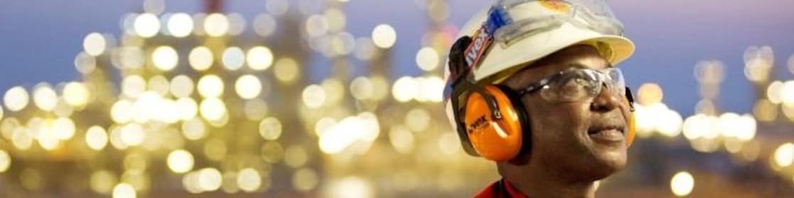 موظف في محطة تحويل الغاز إلى سائل