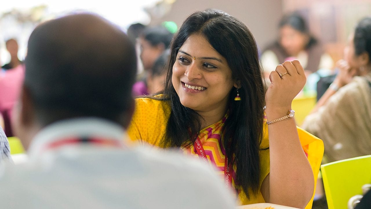 موظفو شل خلال تناول الغداء