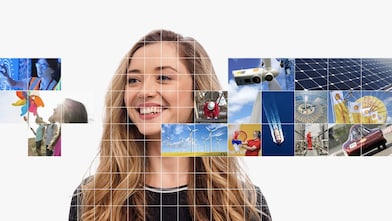 سيدة تقف بين الجبال حاملة حقائب