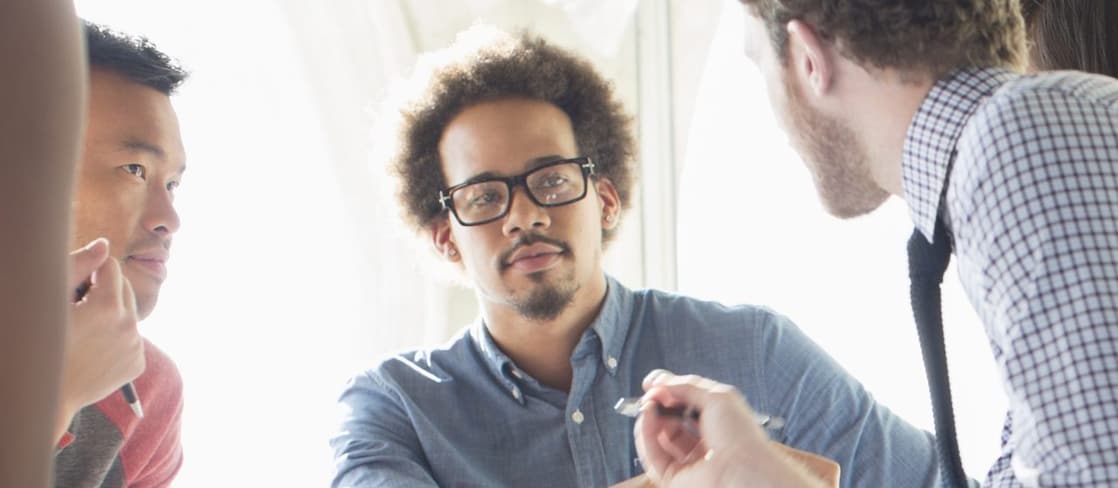 رجال أعمال خلال مناقشة