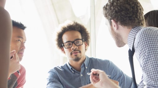 رجال أعمال خلال مناقشة