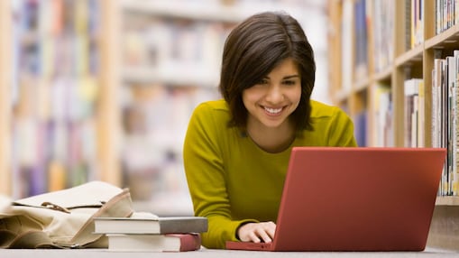 سيدة تنظر إلى شاشة جهاز حاسوبها المحمول