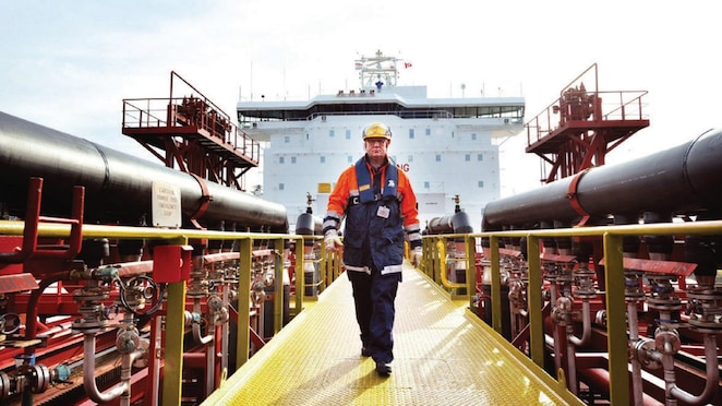 عامل يمشي على إحدى سفن شل