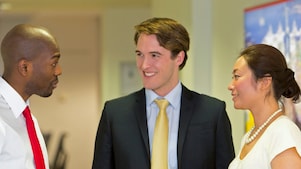 ثلاثة موظفين يناقشون العمل 