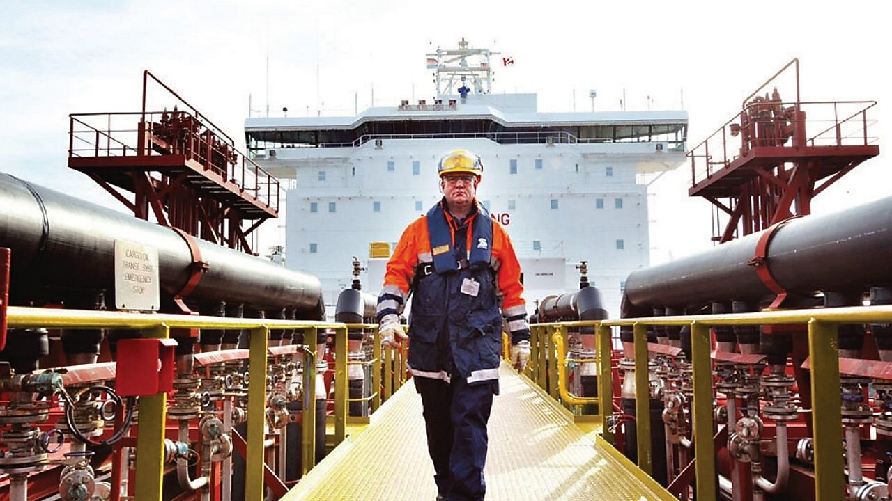 عامل يتجول على إحدى سفن شل