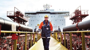 عامل يتجول على إحدى سفن شل