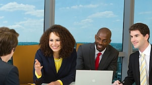 أربعة من موظفي شل في اجتماع  