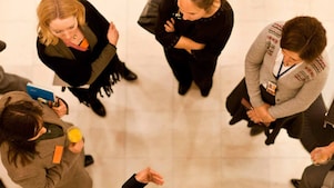 صورة جوية لمجموعة من الموظفين يتحدثون 