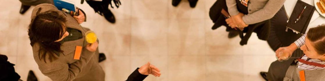 صورة جوية لمجموعة من الموظفين يتحدثون