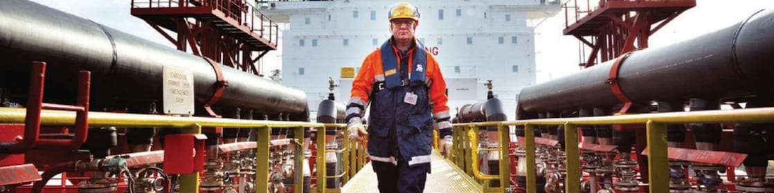 عامل يمشي على إحدى سفن شل