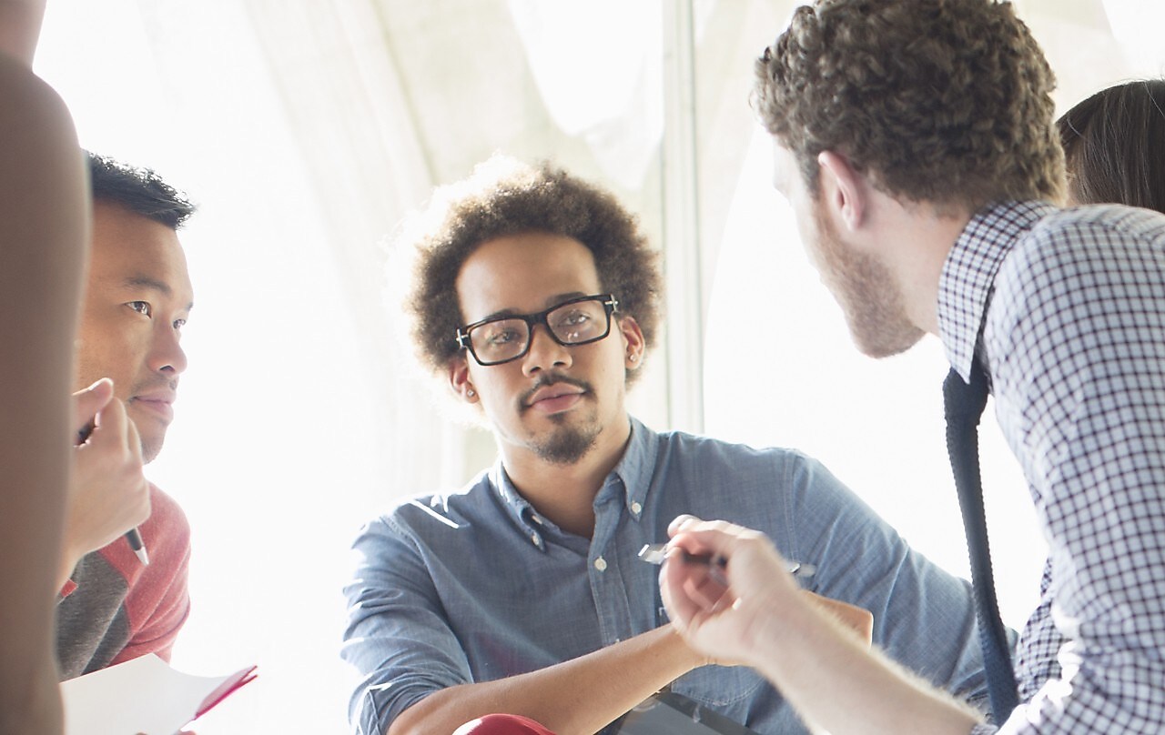 رجال أعمال خلال مناقشة