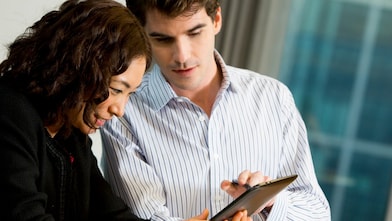 شخصان يناقشان كيفية التقدم لوظيفة في شل