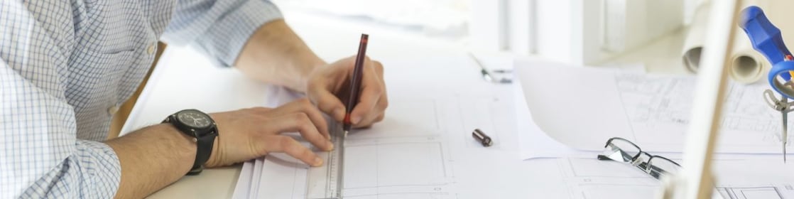 مهندس معماري شاب يرسم شيئا على ورقة 
