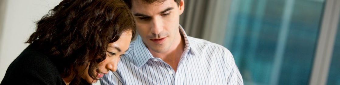 شخصان يناقشان كيفية التقدم لوظيفة في شل