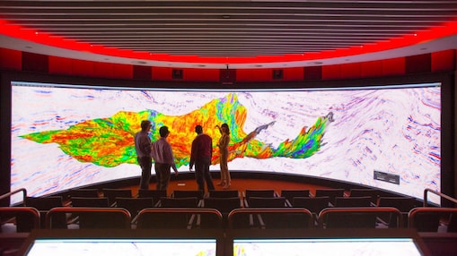 موظفون يستعرضون نموذجا تحت السطح  