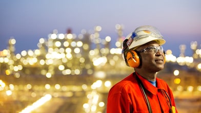 موظف في محطة تحويل الغاز إلى سائل