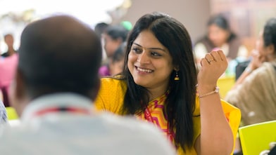 موظفو شل خلال تناول الغداء 