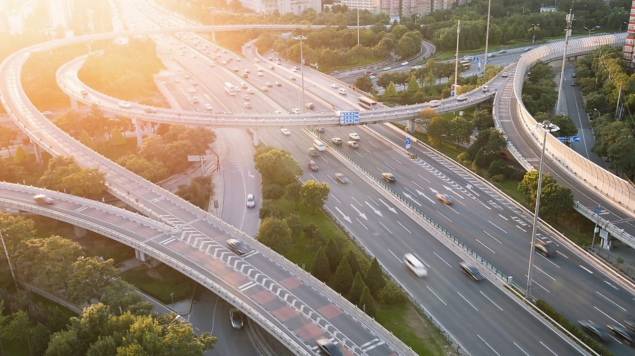 سيارات تسير على بنية أساسية لطريق سريع صعب بممرات سفلية وعلوية