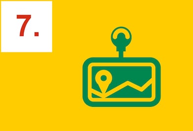 نظام ملاحة داخل سيارة يوضح موقعا محددا على الخريطة