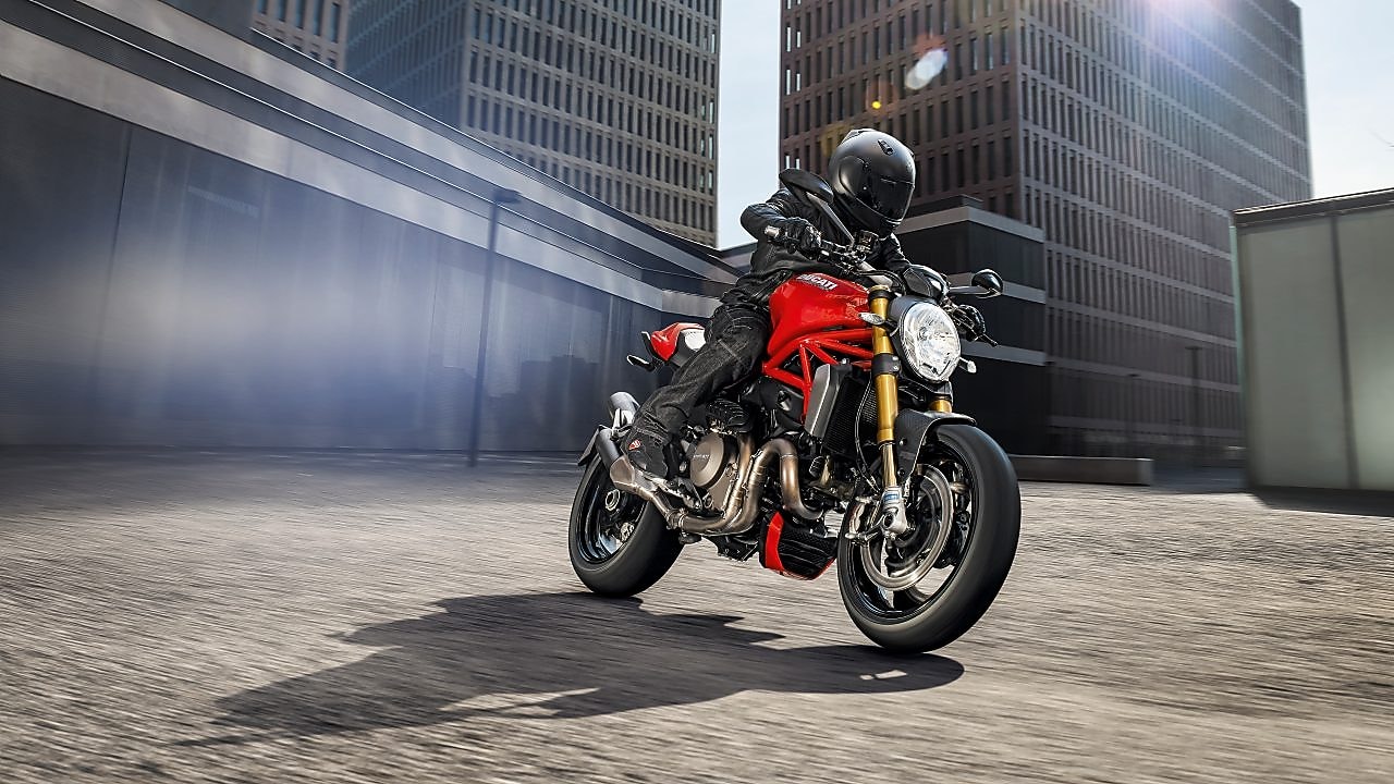 قائد دراجات ممتازة يقود دراجة