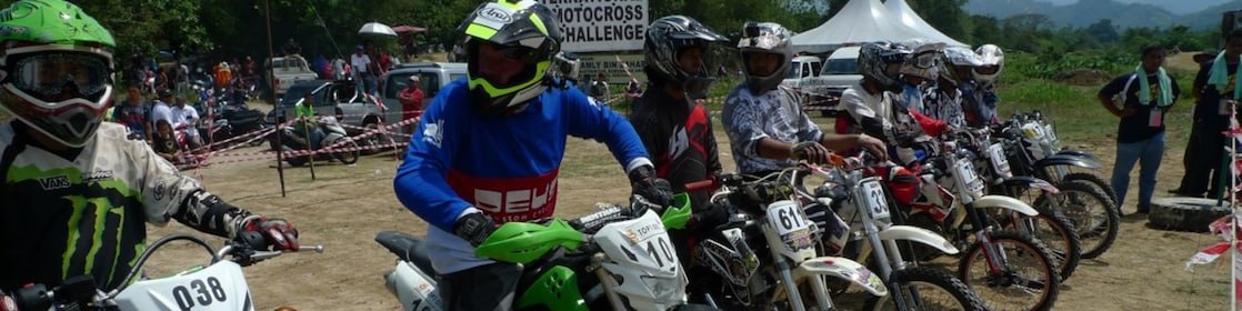 دراجات بخارية لسباقات التضاريس الوعرة تصطف في بداية أحد السباقات 