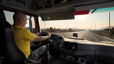 سائق شاحنة على طريق خالٍ