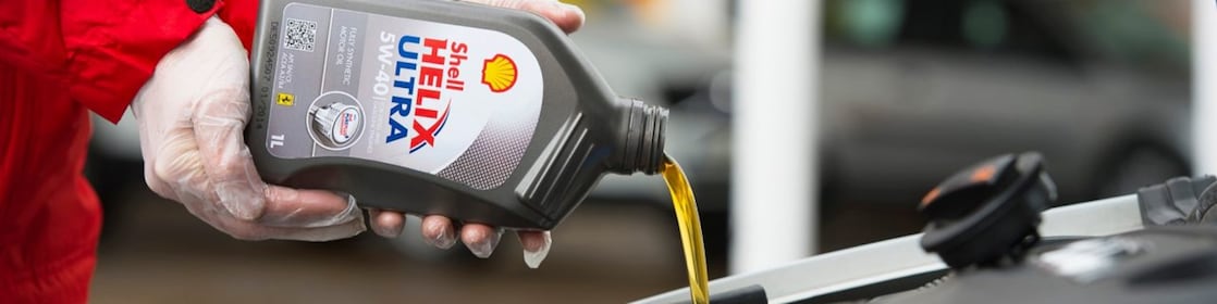 سيباستيان فيتل وكيمي رايكونين يزودان سيارات فيراري بالوقود في إحدى محطات شل