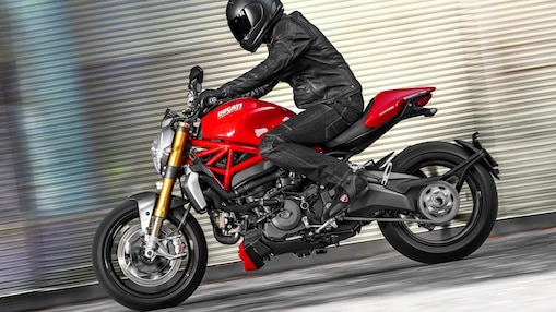 رجل يقود دراجة بخارية تستخدم زيت محركات فائق للدراجات البخارية