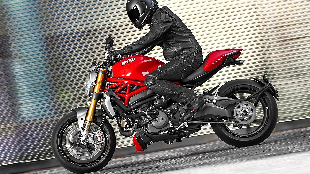 رجل يقود دراجة بخارية تستخدم زيت محركات فائق للدراجات البخارية