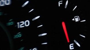 شاشة لوحة عدادات في سيارة تبين أن الوقود منخفض