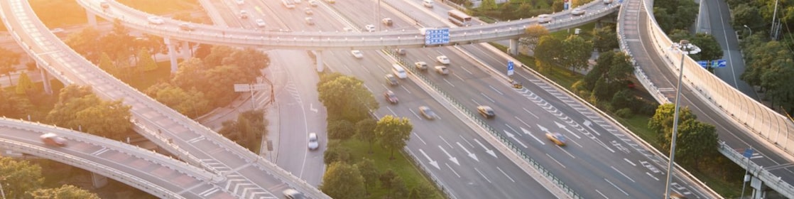 سيارات تسير على بنية أساسية لطريق سريع صعب بممرات سفلية وعلوية