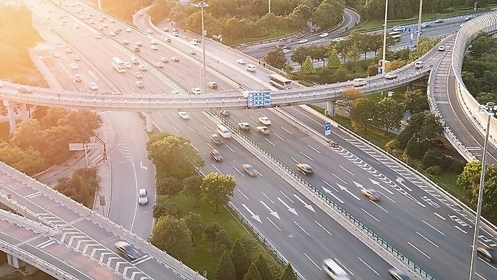 سيارات تسير على بنية أساسية لطريق سريع صعب بممرات سفلية وعلوية