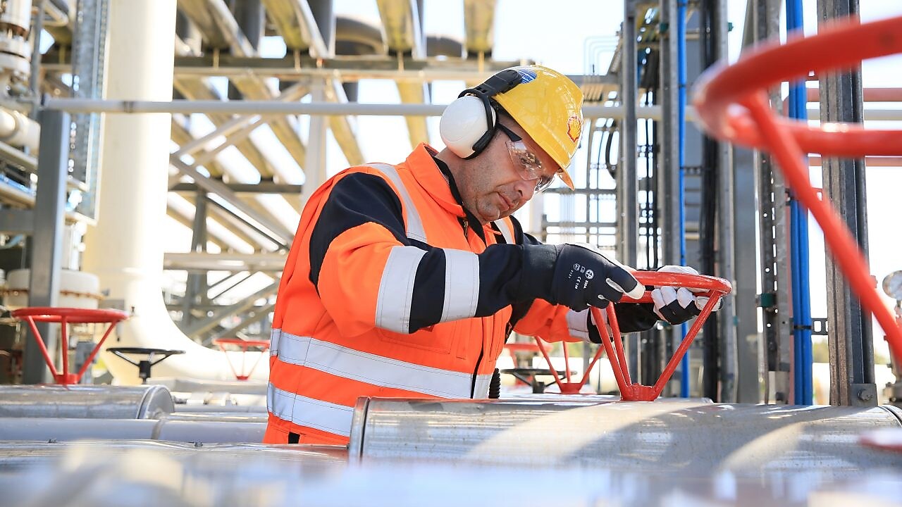 Shell engineer working at the gas plant