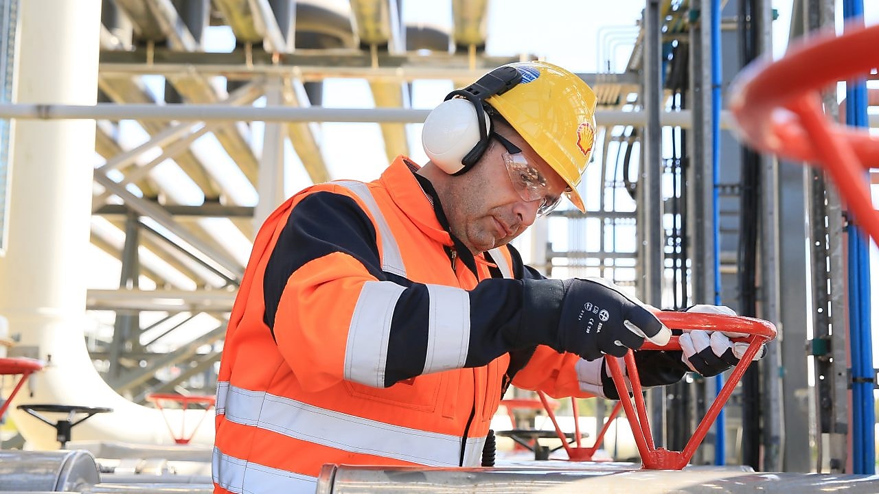 Shell engineer working at the gas plant