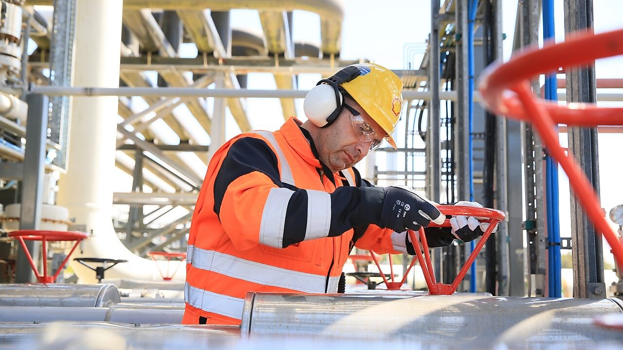 Shell engineer working at the gas plant