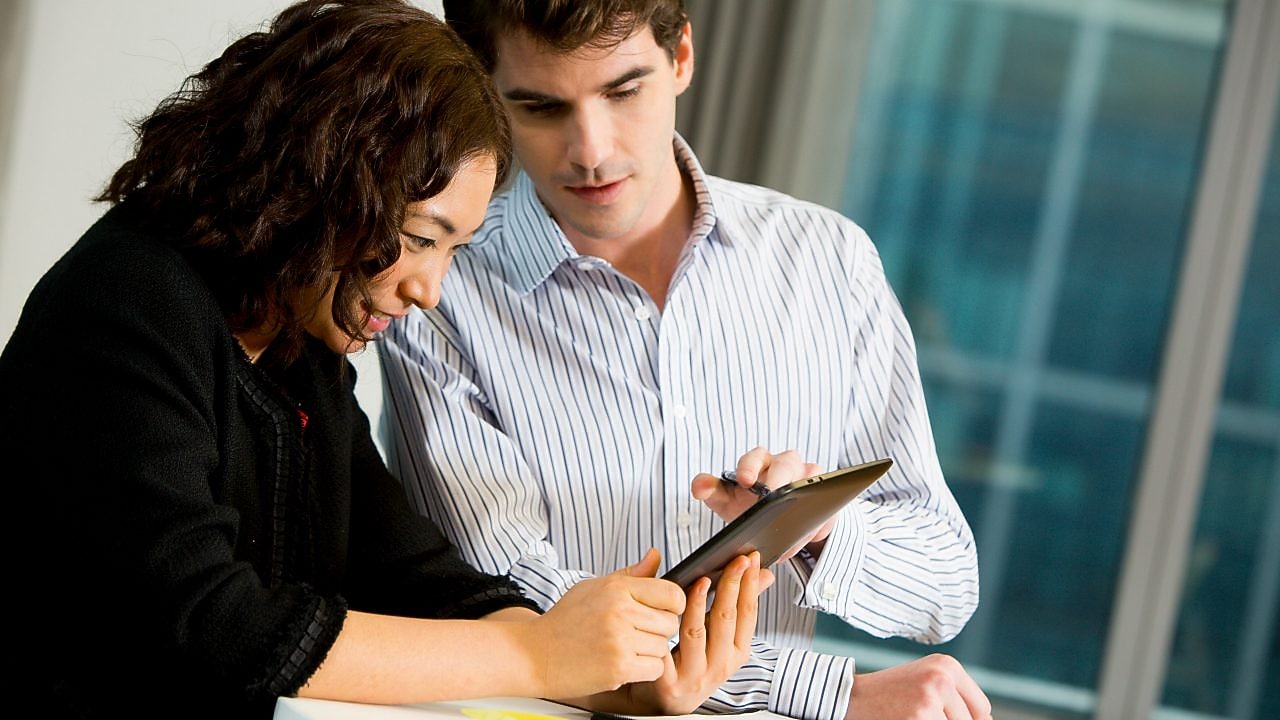 two people discussing how to apply for a job at Shell